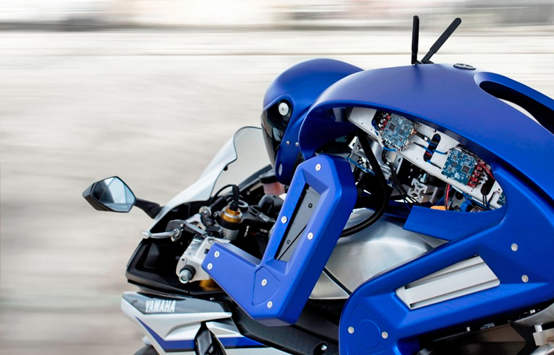 Illustration for article titled Yamaha's Robotic Biker Looks Like a Crime-Fighting Cyborg